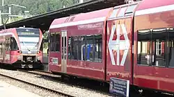 Während der vordere Zugteil losfährt, bleibt der hintere RABe 526 265 noch kurze Zeit im Bahnhof stehen.