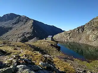 Flaggerschartenhütte von Norden, Gipfel links im Hintergrund: Jakobsspitze