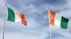 Links die irische Flagge und rechts die Flagge der Elfenbeinküste