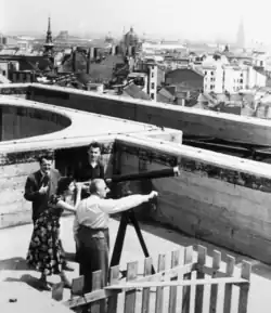 Astronomische Beobachtungen auf dem Leitturm vom Flakturm V in Wien, um 1960. Rechts der Stephansdom.