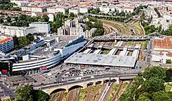 Bahnhof Berlin Gesundbrunnen (davor die Badstraßenbrücke, dahinter die Swinemünder Brücke und Schwedter Steg)
