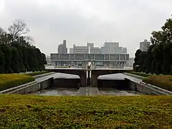 Flamme des Friedens im Friedenspark Hiroshima. Im Hintergrund das Friedensmuseum