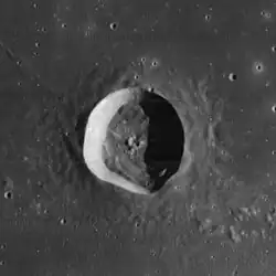NASA-Bild des Mondkraters Flamsteed auf dem Mond.