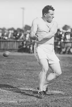 Hammerwurf-Olympiasieger John Flanagan nahm am Diskuswurf teil, seine Platzierung wird in den Quellen sehr unterschiedlich&nbsp;benannt