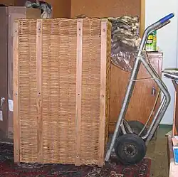 Für große, industrielle Körbe ist die Bezeichnung „Flechte“ gebräuchlich. Hier bei einem Fellhändler. (2009)