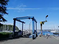 Travellift und Kran, Yachthafen Glücksburg