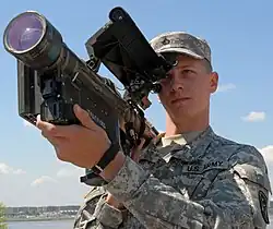 Durch Vibrationen am Jochbein wird dem Schützen die Zielerfassung auch bei starkem Lärm gemeldet