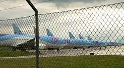 Geparkte Flugzeuge von TUIfly auf dem Flughafen Hannover-Langenhagen, April 2020