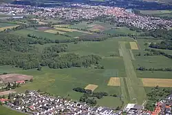 Luftaufnahme mit Blick auf das Flugplatzgelände und im Hintergrund Seligenstadt