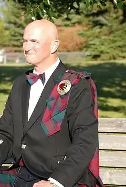 Ein Mann trägt ein fly plaid.