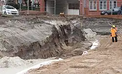 Weitere dunkle Bodenverfärbung von einem Wall oder einem Wassergraben