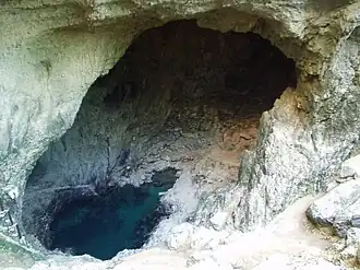 Quellteich der Sorgue in Fontaine-de-Vaucluse bei niedrigem Wasserstand