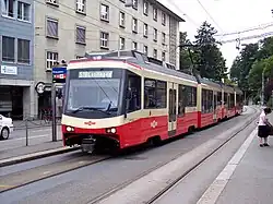 Ein Zug der Forchbahn (S18) an der Tramhaltestelle Kreuzplatz