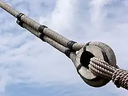 Mit Schiemannsgarn bekleedetes und beigebändseltes Auge