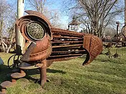 Adlerkopf aus einer Baggerschaufel