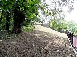 Umzäuntes Friedhofsareal