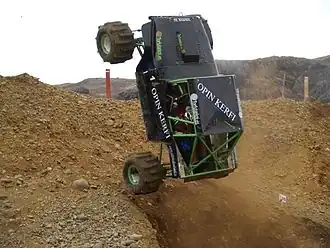 Formula Off Road – Fahrzeug mit Schaufelrädern nach Bewältigung eines Steilhangs