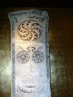 Bildstein mit Wirbelrad, Spiralmotiven und Schiff (unten)