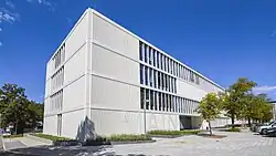 Viergeschossiges und rechteckiges Gebäude.