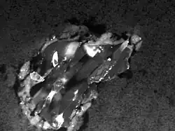 Ein Kometenpartikel (Durchmesser: ca.&nbsp;2&nbsp;Mikrometer)