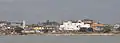 Fort und Ortschaft vom Meer aus