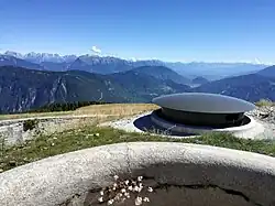Der rekonstruierte rechte versenkbare MG-Panzerturm. Im Hintergrund das Becken von Feltre
