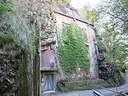 Forte Spina A 8046, von oben nach unten: je zwei Scheinwerfer-, Maschinengewehr- und 7,5-cm-Kanonenscharten