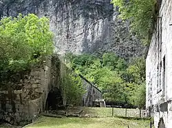 Links die südliche Kasemattbatterie, rechts die Unterkunfts­kasematte