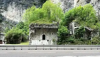 Unterkunftskasematte und rechts die Überreste der nördlichen Kasemattbatterie