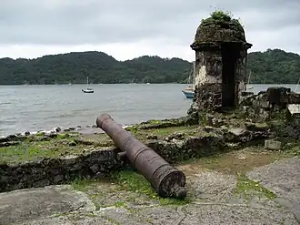 Ruinen der Festung San Jerónimo, die als Teil der Befestigungsanlagen der Karibikküste Panamas zum Weltkulturerbe erklärt wurde.
