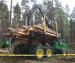 Bogiebänder über Antriebsrädern eines Forwarders (gelten trotz prinzipieller Verwandtschaft mit dem Raupenlaufwerk noch als Radfahrzeug)