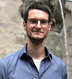 Witowski vor einem Brunnen im Hof von Schloss Bertholdsburg in Schleusingen