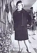 Foto: Modell mit Mantel/Persianerkragen, 1960er Jahre