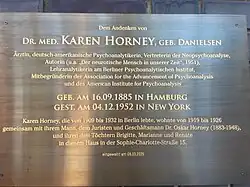 Die am 8. März 2025 neu angebrachte Gedenktafel zu Ehren der Psychoanalytikerin Karen Horney