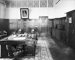 Direktionsbüro mit Heine-Porträt.