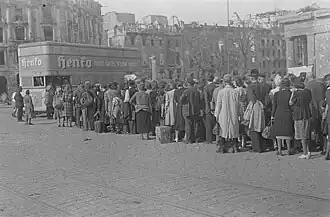 Das südliche Torhaus am rechten Bildrand, Mai 1945