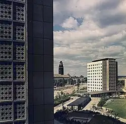 Die Studentenwohnheime, der Rathausturm und die in Bau befindliche Straße, um 1963
