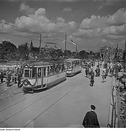 Die erste Straßenbahn fährt nach dem Wiederaufbau über die Brücke, 1946