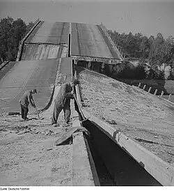 Arbeiter beim Zerkleinern der Trümmer