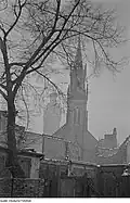 Der Kirchturm und dahinter der Turm des Rathauses (1950)