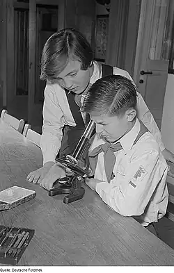 Ein Pionier mit einem Streifen am Ärmel ist Mitglied des Gruppenrates