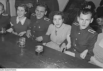 Menschen beim Schunkeln, 1953 in Leipzig