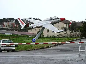Fouga Magister am Eingang des französischen Luftwaffenstützpunkts Nr. 943
