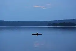 Kajakfahrer auf dem abendlichen Foxen
