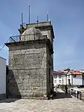 Mündungsbereich: Farol de São Miguel-o-Anjo, dahinter Telegrafenturm