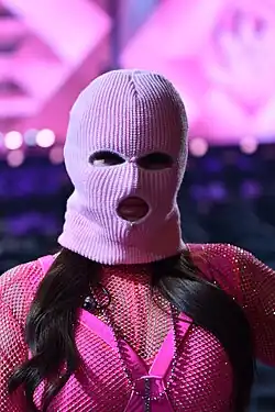 Foto einer Frau mit rosa Maske