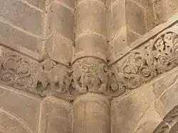 Romanischer Fries mit Fabelwesen in einer Ecke