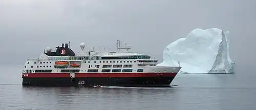 Expeditions-Kreuzfahrtschiff Fram vor einem Eisberg (Hurtigruten ASA, 2017)