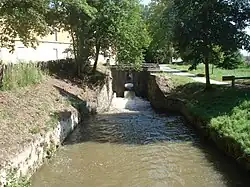 Rigole de la plaine kurz vor Einmündung in den Canal du Midi, links eine ehemalige Mühle