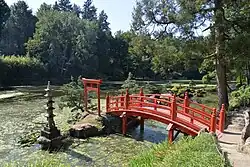 Rote Brücke im Parc oriental
